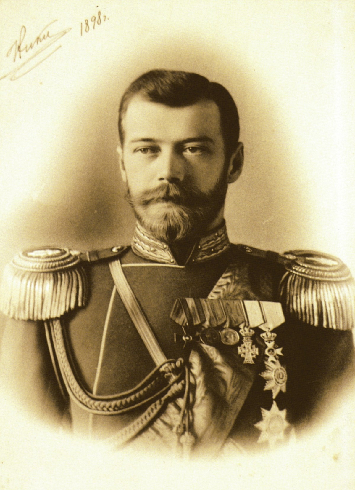 Nicholas II là sa hoàng cuối cùng của nước Nga. Ông là một trong những sa hoàng nổi danh sử sách xứ sở bạch dương. Trong thời gian cầm quyền, nước Nga hùng mạnh một thời dần lâm vào khủng hoảng kinh tế và quân sự.